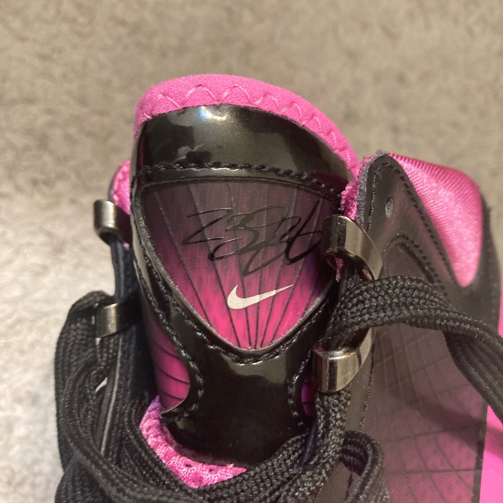 Nike CLASSIC LeBron James Breast Cancer Sneakers - 8/12/2009 🏀 - Picture 13 of 16